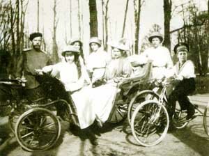 Семья последнего императора на прогулке в Александровском парке в Царском Селе, 1913 г.