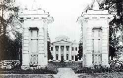 "Пилонные ворота". На заднем плане северный фасад дворца, фото начала XX в.