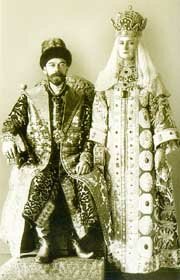 Николай II и Александра Фёдоровна в русских национальных костюмах