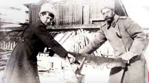 Николай II занимался физическим трудом - распилка дров