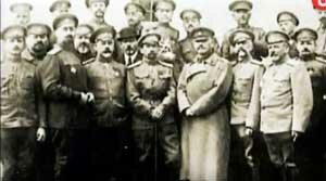 Быховские узники. Генерал Корнилов Л.Г. (в центре)