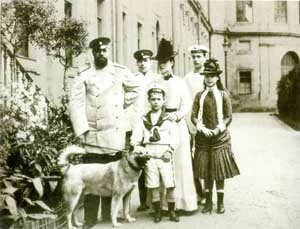 Александр III с семьёй и любимым псом Камчаткой в Гатчине, 1888 г.