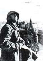 Солдат поста воздушного наблюдения на крыше высотного дома, Москва, осень 1941 г.