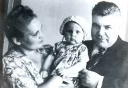Родион Яковлевич с женой Раисой Яковлевной и дочкой Наташей, Хабаровск, 1948 г.