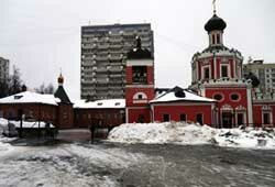 Современный вид церкви в Коньково. На заднем плане здание воскресной школы.