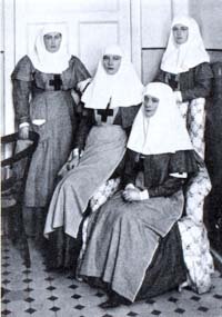 Сёстры милосердия - Александра Фёдоровна со старшими дочерьми Ольгой и Татьяной и Анной Вырубовой