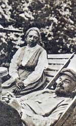 Когда Ленин заболел, жена стала для него заботливой сиделкой. Горки, 1922 г.