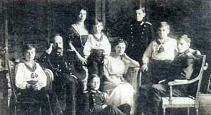 Александр Михайлович с женой и детьми