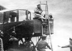Николай II осматривает самолет. Фото 1913 г.