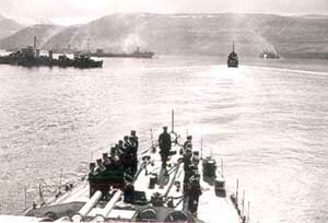 Корабли и суда конвоя PQ-17 перед выходом в море: слева британский эсминец «Икарус», за ним советский танкер «Азербайджан»
