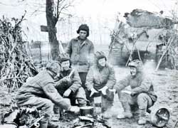 Танкисты 1 -го Прибалтийского фронта отдыхают у костра рядом с танком М4 «Шерман»