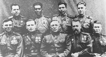 Герой Советского Союза лейтенант А.П. Шилин (второй справа, во 2-м ряду) с однополчанами